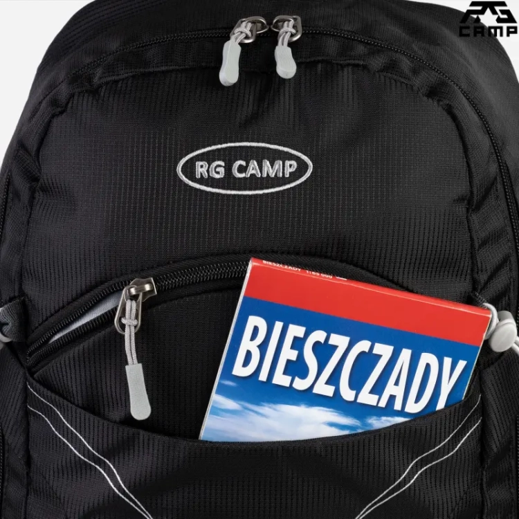 Plecak w góry 25L RG CAMP czarny – przednia kieszeń z mapą