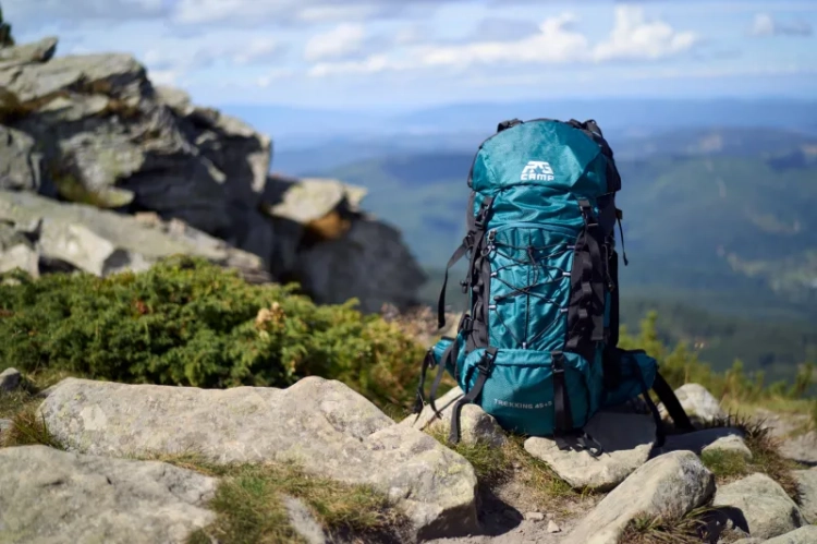 Plecak trekkingowy 40l RG CAMP Adventure morski – w górach