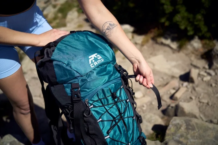 Plecak trekkingowy 40l RG CAMP Adventure morski – w użyciu na szlaku