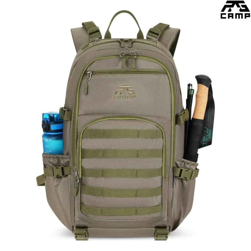 Plecak survivalowy 25l RG CAMP RG1920 khaki – widok z przodu z akcesoriami