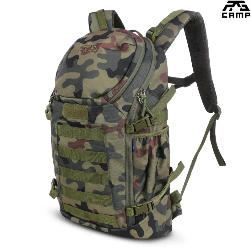 Plecak RG CAMP RGX1410 moro 20l pokazany pod kątem, z widocznymi kieszeniami, taśmami PALS / MOLLE i systemem nośnym.