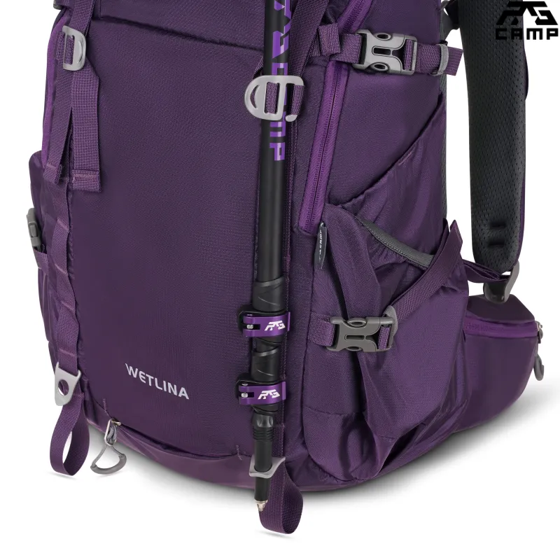 System mocowania kijków trekkingowych w fioletowym plecaku RG CAMP Wetlina 30L