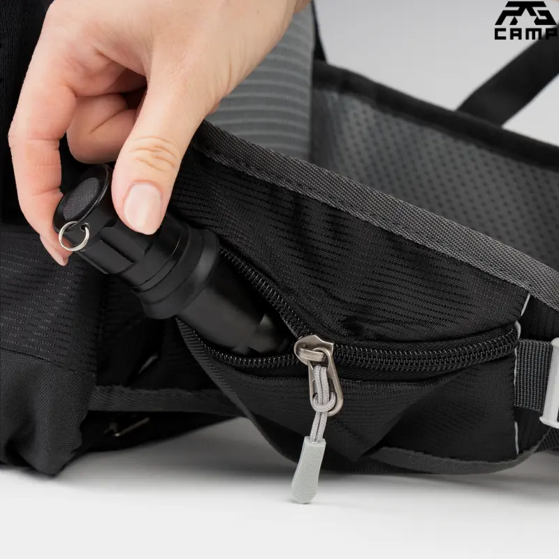 Pas biodrowy z kieszonkami w czarnym plecaku RG CAMP 25L