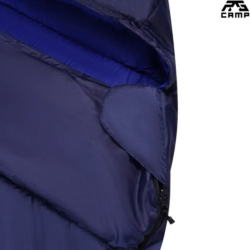 Rzep zabezpieczający zamek w granatowym śpiworze RG CAMP Comfort 250S