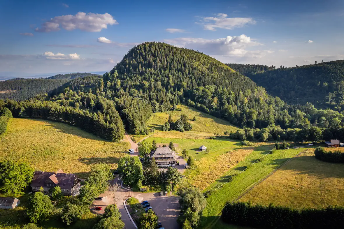 Waligóra 936m n.p.m. widok z lotu ptaku z widocznym schroniskiem PTTK Andrzejówka